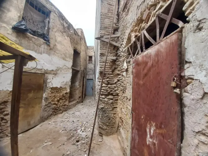 تآكلت جدرانه وأسقفه.. “فندق المعصرة” بفاس يهدد سلامة عشرات الصناع التقليديين (فيديو)