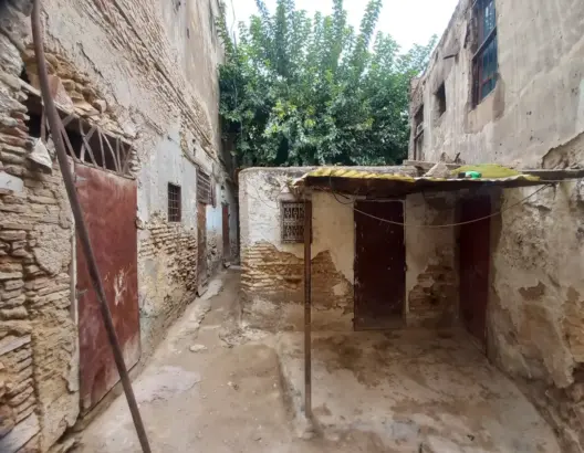 تآكلت جدرانه وأسقفه.. “فندق المعصرة” بفاس يهدد سلامة عشرات الصناع التقليديين (فيديو)