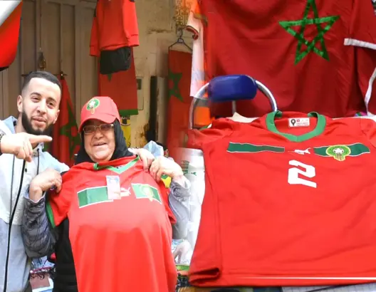 إقبال كبير على اقتناء أقمصة المنتخب والأعلام الوطنية (فيديو)