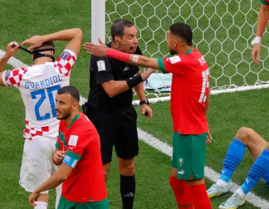صافرة قطرية تقود مباراة المغرب وكرواتيا.. وبولندي يدير نهائي المونديال