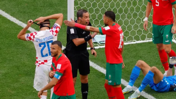 صافرة قطرية تقود مباراة المغرب وكرواتيا.. وبولندي يدير نهائي المونديال