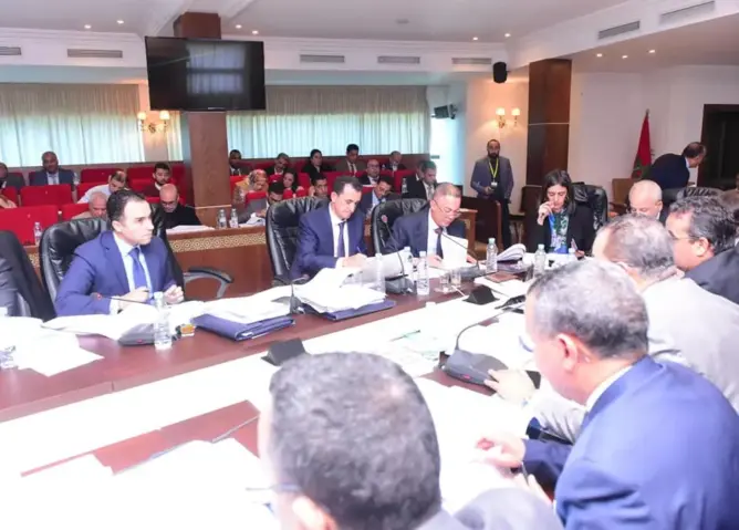 من أصل 340 .. الحكومة تقبل 60 تعديلا على قانون المالية بـ”المستشارين”