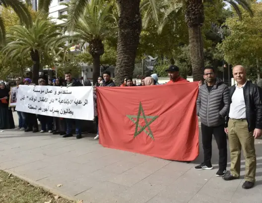 مستخدمون بمؤسسة لرعاية الأطفال يحتجون ويطالبون بصرف أجورهم