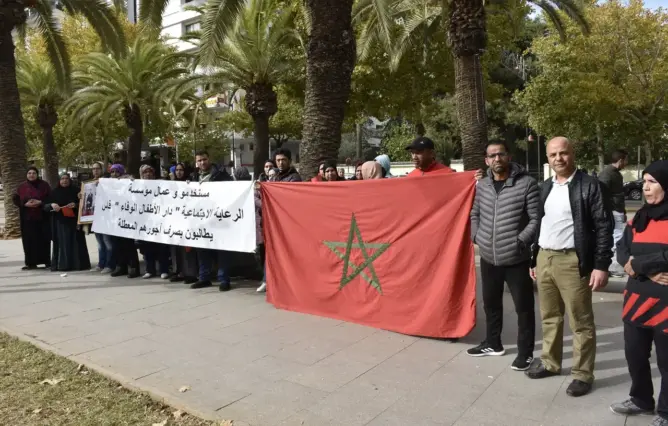 مستخدمون بمؤسسة لرعاية الأطفال يحتجون ويطالبون بصرف أجورهم