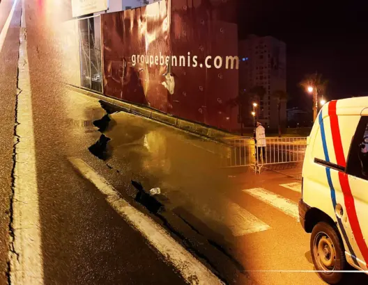 طنجة .. أشغال بناء عمارات تنذر بكارثة بعد انهيار جزئي لطريق (فيديو+صور)