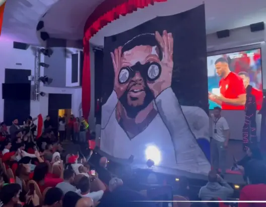 طلبة كلية بالبيضاء يرفعون تيفو خيالي للنصيري أثناء مواجهة المغرب وإسبانيا