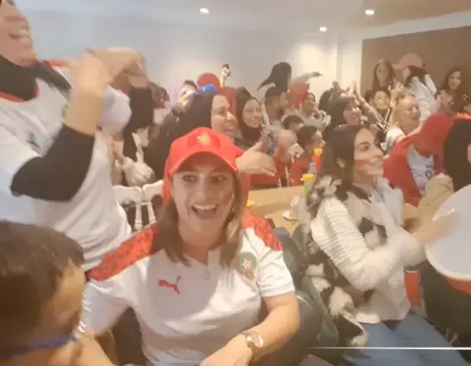 مغربيات يخلقن أجواء حماسية بمقاهي وجدة تشجيعا للأسود أمام اسبانيا