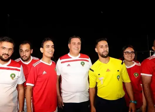 رئيس الحكومة يلعب كرة القدم