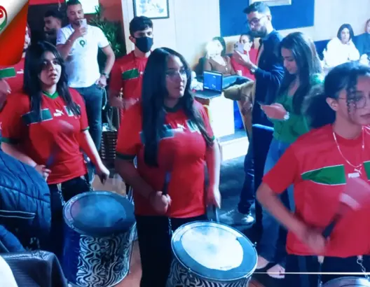 “الباتوكادا” تقرع الطبول تشجيعا للأسود