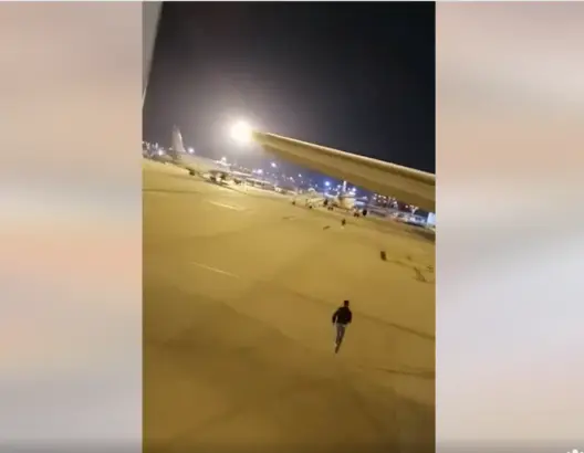 تفاصيل محاولة فرار 28 مسافرا مغربيا إثر هبوط إضطراري لطائرة بإسبانيا