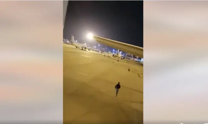تفاصيل محاولة فرار 28 مسافرا مغربيا إثر هبوط إضطراري لطائرة بإسبانيا