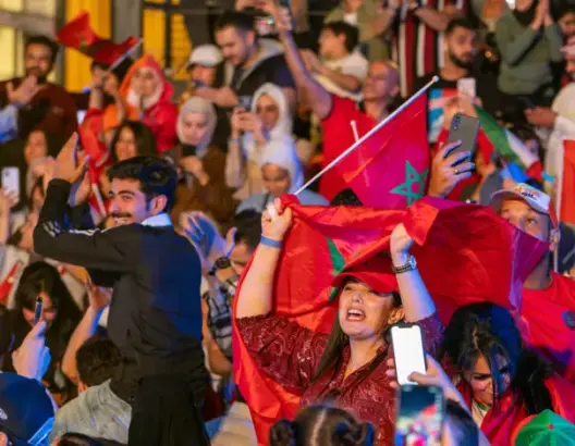 فوز المنتخب على مشرحة علم النفس.. طبيب ينبه الآباء والمربين لأوجه “خفية” في الاحتفالات