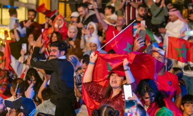 فوز المنتخب على مشرحة علم النفس.. طبيب ينبه الآباء والمربين لأوجه “خفية” في الاحتفالات
