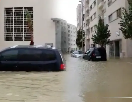 طنجة تغرق.. فيضانات تجرف السيارات وتغرق المنازل