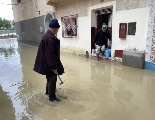 الأمطار تغرق شوارع طنجة.. سيول جرفت السيارات ومنازل غمرتها المياه (فيديو)