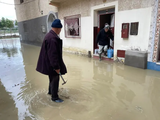 الأمطار تغرق شوارع طنجة.. سيول جرفت السيارات ومنازل غمرتها المياه (فيديو)