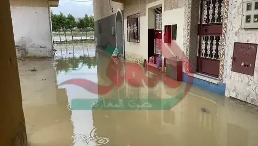 الأمطار تغرق شوارع طنجة.. سيول جرفت السيارات ومنازل غمرتها المياه (فيديو)