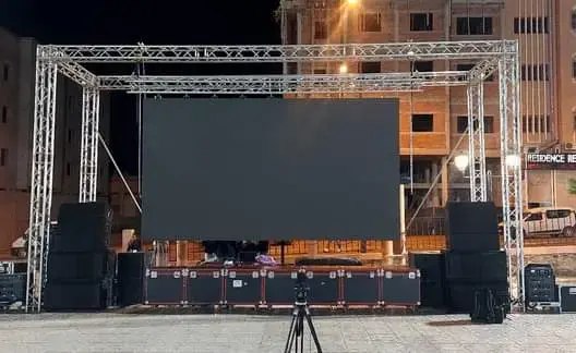 دعما للأسود.. تثبيت شاشات عملاقة بزاكورة وتنغير لمتابعة مباراة المغرب وفرنسا