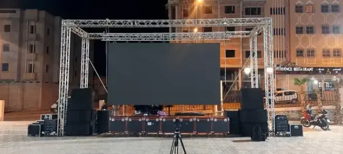 دعما للأسود.. تثبيت شاشات عملاقة بزاكورة وتنغير لمتابعة مباراة المغرب وفرنسا