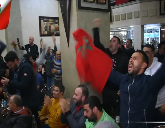 فرحة الفاسيين بهدف يوسف النصيري ويهتفون باسمه وسط المقاهي