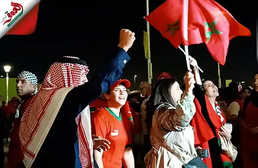 احتفالات جنونية للجماهير خارج ملعب الثمامة احتفالا ببلوغ الأسود المربع الذهبي