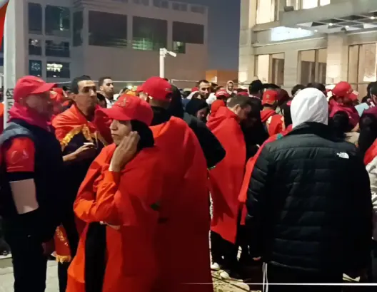 الجمهور المغربي يحتفل أمام مقر إقامة الأسود بقطر بالتأهل التاريخي