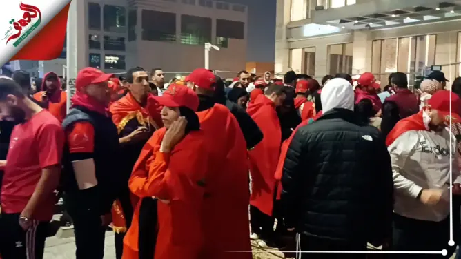 الجمهور المغربي يحتفل أمام مقر إقامة الأسود بقطر بالتأهل التاريخي
