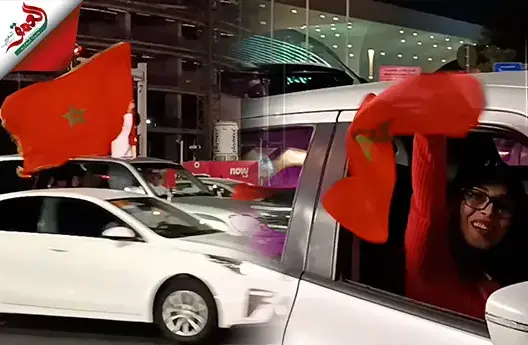 الشوارع القطرية تكتسي ألوان العلم المغربي احتفالا بتأهل الأسود