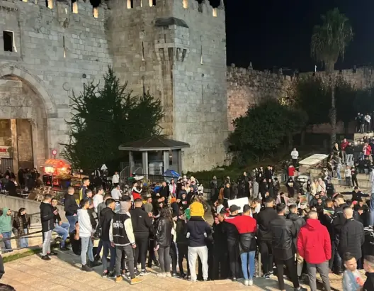 جنود الاحتلال الإسرائيلي يعتدون على فلسطينيين خلال احتفالهم بفوز الأسود