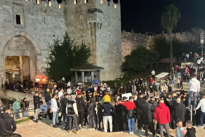 جنود الاحتلال الإسرائيلي يعتدون على فلسطينيين خلال احتفالهم بفوز الأسود