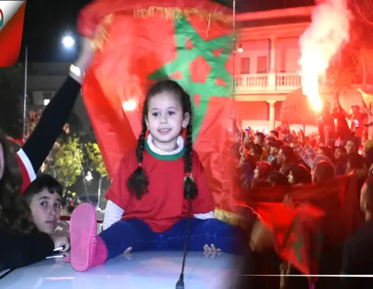 بالفلامات والأهازيج.. “كابو” الماص يقود الجماهير الفاسية للاحتفال بتأهل الأسود