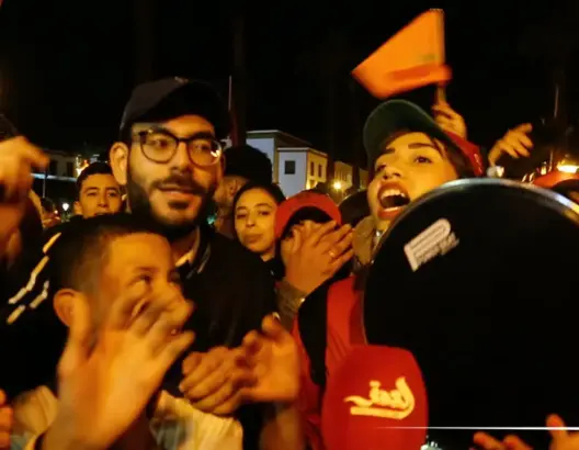 يحتفلون “بالسد العالي” للمنتخب .. شباب مغاربة يتغنون بـ”بونو”