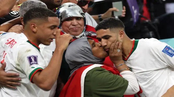 قناة دانماركية تعتذر للاعبي المنتخب المغربي عن إساءة “عنصرية ومهينة”