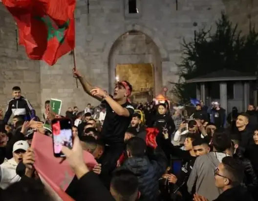 نشطاء مغاربة يستنكرون تدنيس جنود الاحتلال للعلم المغربي وقمع احتفالات الفلسطينيين