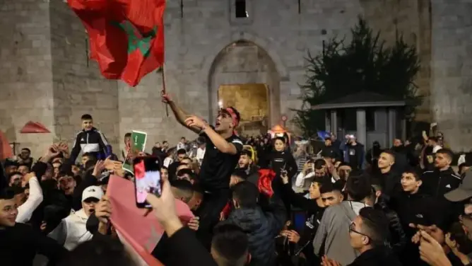 نشطاء مغاربة يستنكرون تدنيس جنود الاحتلال للعلم المغربي وقمع احتفالات الفلسطينيين