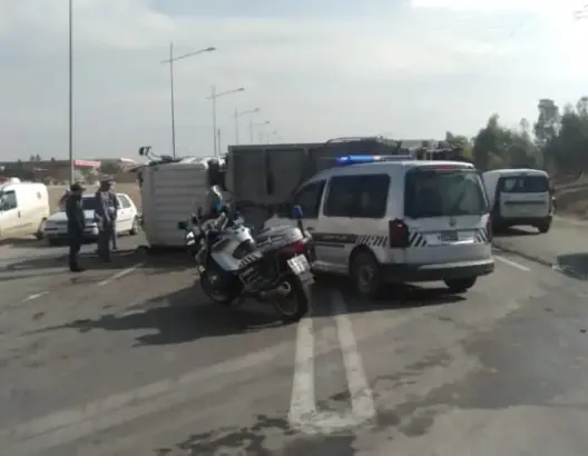 انقلاب شاحنة نفايات يعيد “طريق الموت” بين مراكش وتامنصورت للواجهة