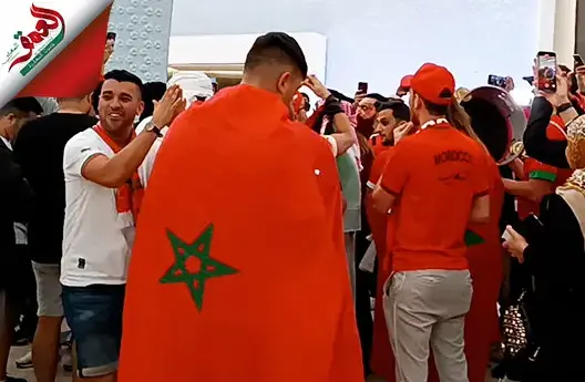 أجواء حماسية للجماهير المغربية في محطة “المترو” بالدوحة
