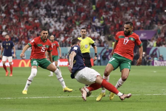 الجدل يرافق قرارات حكم مباراة المغرب وفرنسا بعدما حرم الأسود من ضربتي جزاء
