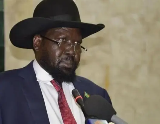 مطالب بعزل رئيس جنوب السودان بعد تبوله على نفسه في نشاط رسمي (فيديو)