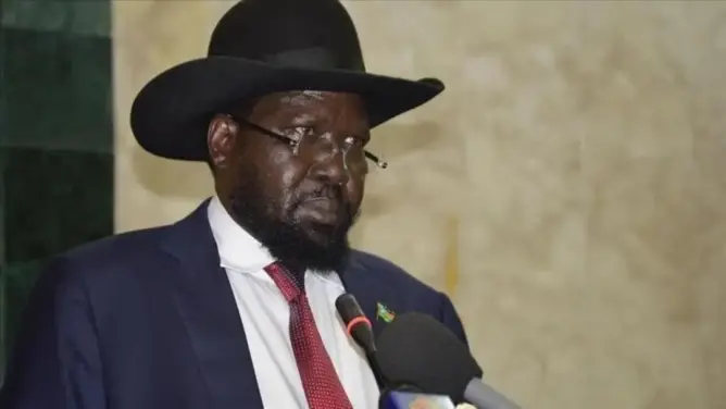 مطالب بعزل رئيس جنوب السودان بعد تبوله على نفسه في نشاط رسمي (فيديو)