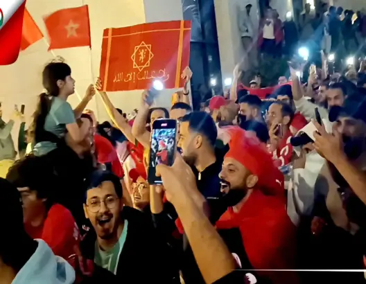 الجماهير المغربية والعربية تُشعل الدوحة فرحا بإنجاز أسود الأطلس (فيديو)