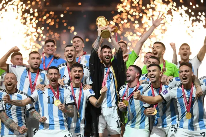 بعد مباراة مجنونة .. الأرجنتين تتوج بكأس العالم على حساب فرنسا