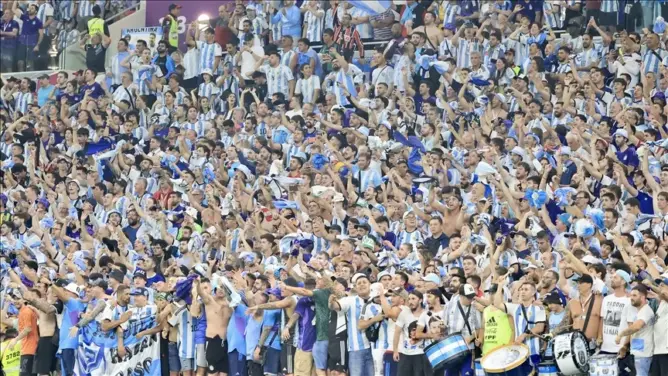 الجماهير الأرجنتينية تحتفل بتتويج المنتخب بكأس العالم في مختلف مدن البلاد