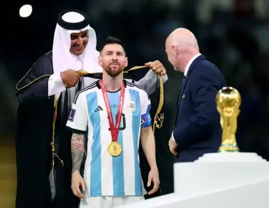أمير قطر يبرز للعالم تراثا عربيا عبر ميسي.. والإعلام الغربي يفتح نيرانه من جديد