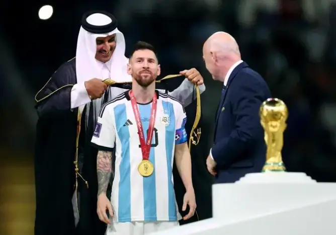 أمير قطر يبرز للعالم تراثا عربيا عبر ميسي.. والإعلام الغربي يفتح نيرانه من جديد