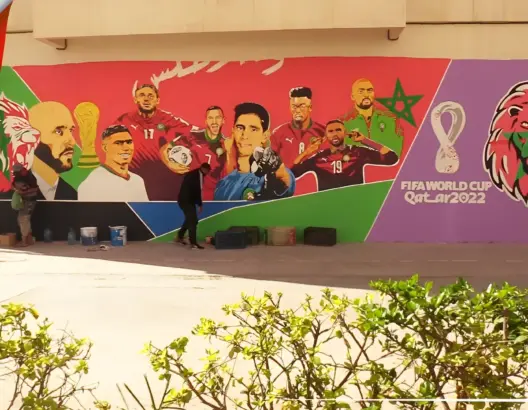 تكريما للأسود.. فنان تشكيلي يبدع في رسم جدارية ضخمة لنجوم المنتخب بأكادير