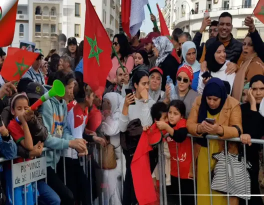 أجواء غير مسبوقة بشوارع الرباط قبل وصول حافلة أسود الأطلس (فيديو)