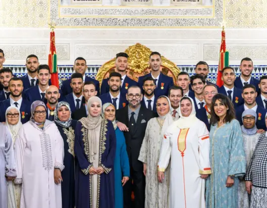 صورة تذكارية للملك مع المنتخب