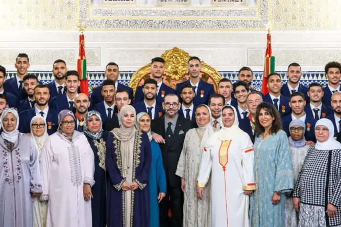 صورة تذكارية للملك مع المنتخب