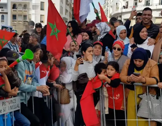 أجواء غير مسبوقة تشهدها شوارع الرباط قبل وصول حافلة أسود الأطلس